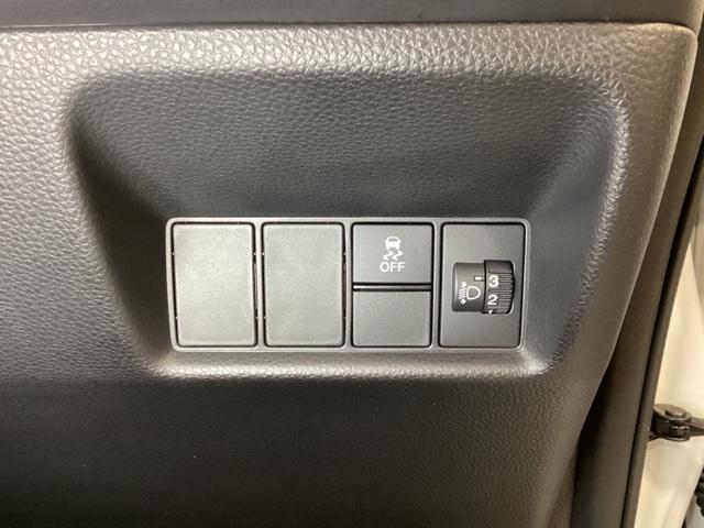 フィット ｅ：ＨＥＶホーム　中古スタッドレスタイヤ、純正メモリーナビ、ドライブレコーダー前後装着＋ＥＴＣ付　当社デモカー　前後誤発進抑制機能　クリソナ　助手席エアバッグ　運転席エアバッグ　１オナ　アイドリングストップ　ＵＳＢ接続（16枚目）