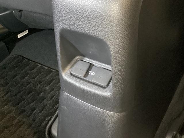 フィット ｅ：ＨＥＶホーム　中古スタッドレスタイヤ、純正メモリーナビ、ドライブレコーダー前後装着＋ＥＴＣ付　当社デモカー　前後誤発進抑制機能　クリソナ　助手席エアバッグ　運転席エアバッグ　１オナ　アイドリングストップ　ＵＳＢ接続（22枚目）