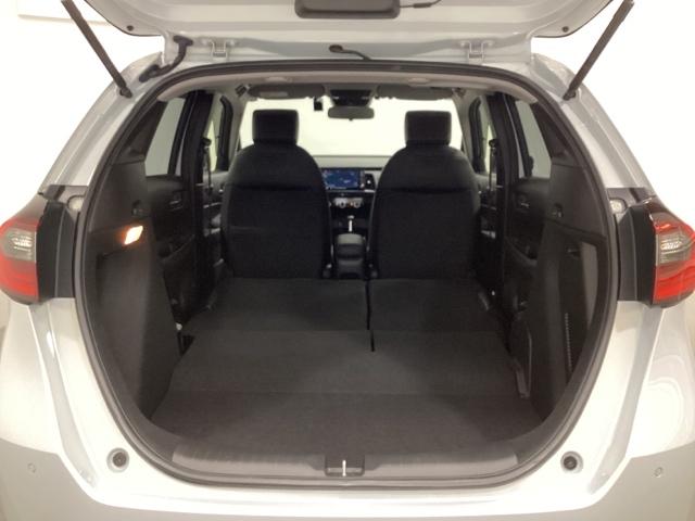 フィット ｅ：ＨＥＶホーム　中古スタッドレスタイヤ、純正メモリーナビ、ドライブレコーダー前後装着＋ＥＴＣ付　当社デモカー　前後誤発進抑制機能　クリソナ　助手席エアバッグ　運転席エアバッグ　１オナ　アイドリングストップ　ＵＳＢ接続（25枚目）