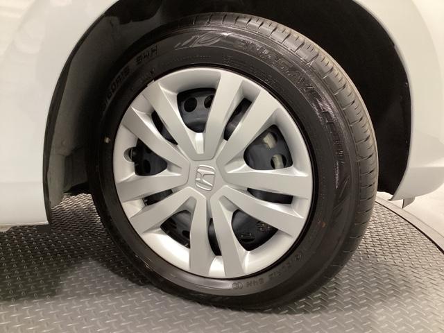 フィット ｅ：ＨＥＶホーム　中古スタッドレスタイヤ、純正メモリーナビ、ドライブレコーダー前後装着＋ＥＴＣ付　当社デモカー　前後誤発進抑制機能　クリソナ　助手席エアバッグ　運転席エアバッグ　１オナ　アイドリングストップ　ＵＳＢ接続（27枚目）