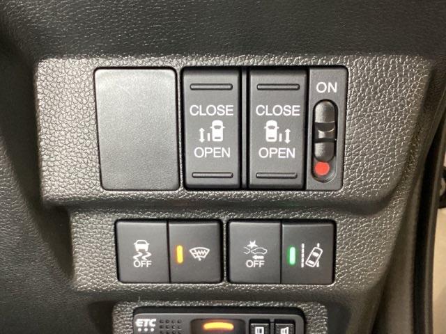 フリードハイブリッド ハイブリッド・Gホンダセンシング 光触媒抗菌消臭施工済 軽減ブレーキ キーフリーシステム DVD再生可能 ECON 後カメラ Aクルーズ 地デジフルセグTV LEDヘッドランプ シートH 横滑防止 ドライブレコーダ パワーウインドウ(13枚目)