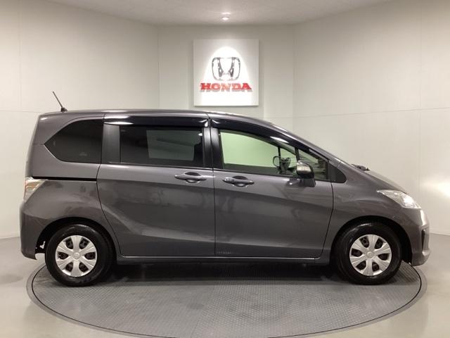 フリード Ｇジャストセレクション　光触媒抗菌消臭施工済　Ｂモニター　スマトキー　助手席エアバッグ　ＡＵＴＯエアコン　１セグ　パワステ　ナビＴＶ　両側スライド片側電動　ＥＴＣ　イモビ　運転席エアバッグ　ＰＷ　ＡＢＳ　ＤＶＤ再生　キ－レス（4枚目）