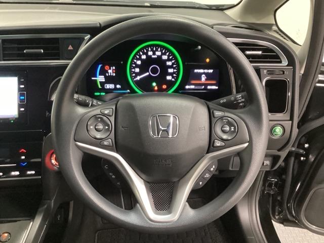 ハンドルにＨｏｎｄａセンシング系のクルーズコントロールやレーンキープアシストなどのスイッチと、オーディオの操作スイッチが装備されています。ハンドルから手を離さず安全に操作できます。