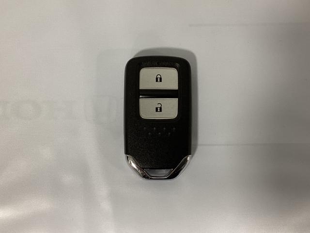 スマートキーを装備しています。鍵を差し込むことなくドアロックの開け閉めと、スタートボタン操作でのエンジンスタートができます。