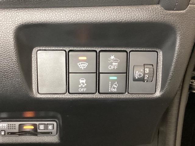 ハンドルの右側にはヘッドライトレベライザーとＨｏｎｄａセンシング用のメインスイッチなどがついています。ヘッドライトレベライザーは道路状況や積荷の加重に応じてライトの高さを調節できます。