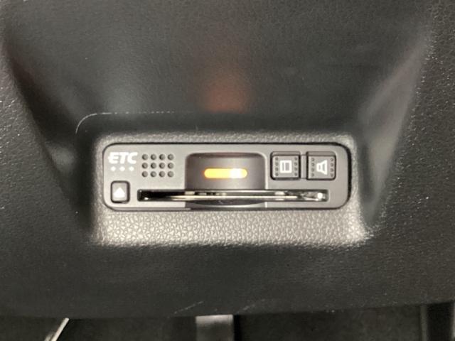 ハンドルの右下にＥＴＣがついています。高速道路の料金所の通過も楽々です。　カードの取り出しもしやすい場所についています。