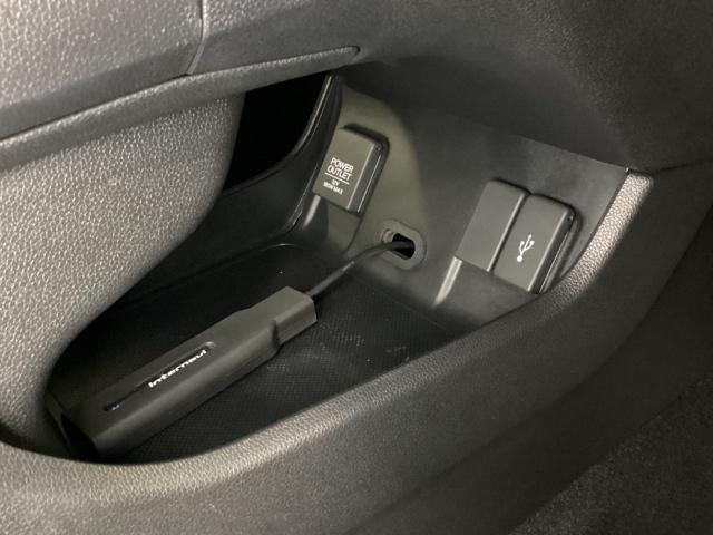 アクセサリーソケットはＵＳＢのアダプターなどをつければ、スマホの充電にも使えます。横にはナビゲーション用の外部入力可能なＵＳＢ端子がついており、周辺には物が置けるトレーがついています。