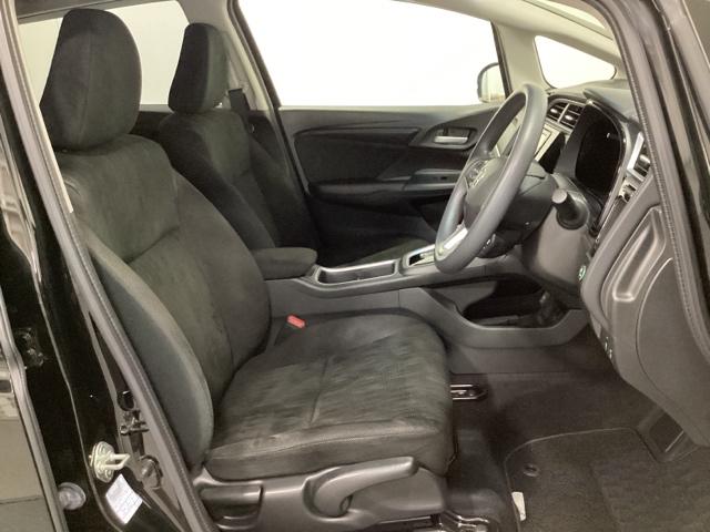 広い足元にゆったり座れるシートには肘掛けも装備しており長距離の運転でも疲れにくくなってます。女性でも運転がしやすいように、シートの高さ調整機能（シートリフター）がついています。