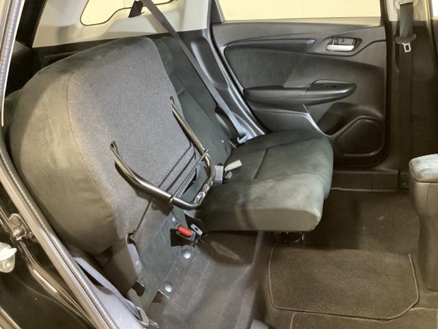 リアシートの背もたれは２段階の角度調節がついています。お好みの位置でゆったりお乗りいただけます。座面を跳ね上げて収納スペースを広くすることも可能です。