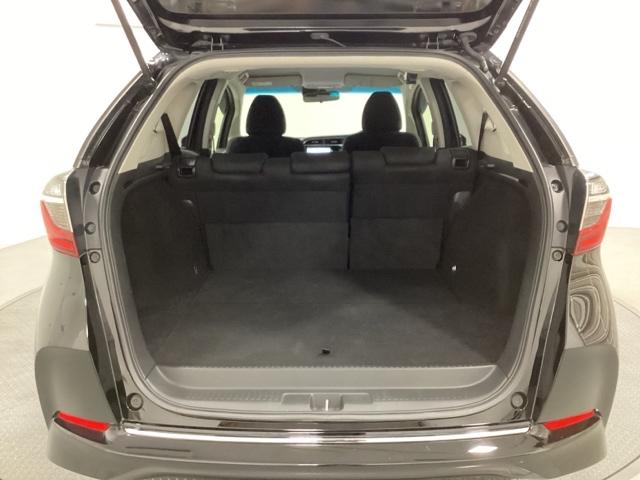 ラゲッジも広く使いやすいトランクは、開口部も広く荷物の積み下ろしもしやすいお車となっております。リアシートの背もたれは６：４の割合で分割して可倒できるので、長いお荷物などを載せることもできます。