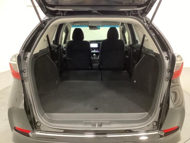 リアシートの背もたれを倒してさらに広々としたトランクスペースになります。段差も少なく荷物の出し入れもしやすくなっています。