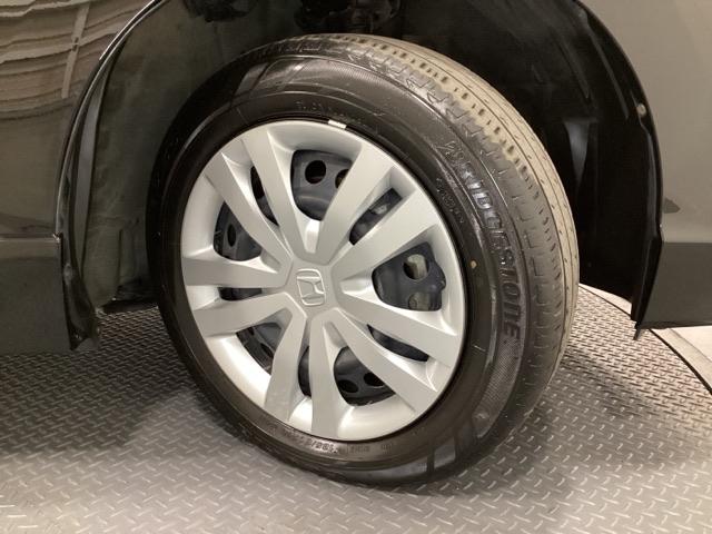 純正スチールホイールには専用ホイールトリム（カバー）を装着しております。足元を引き立てます。