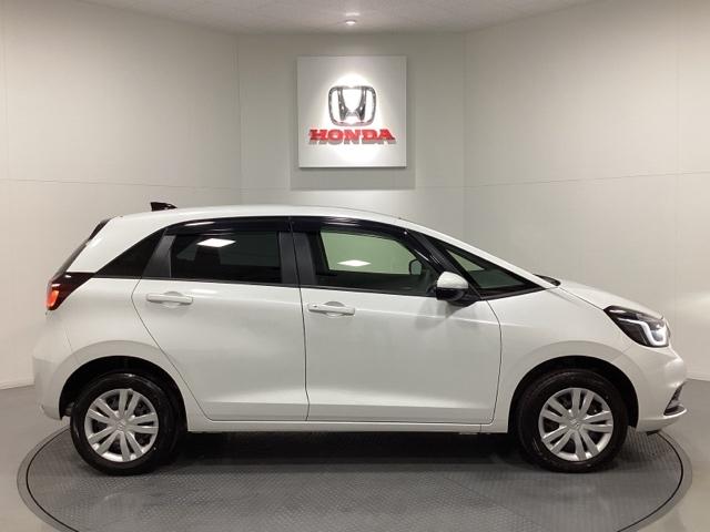 フィット ｅ：ＨＥＶホーム　中古スタッドレスタイヤ、純正ナビディスプレー、ドライブレコーダー前後装着＋ＥＴＣ付　当社デモカー　リヤカメラ　ＶＳＡ　サイドカーテンエアバック　前後ソナー　スマートキ　ＥＣＯＮモード　踏み間違い防止（6枚目）