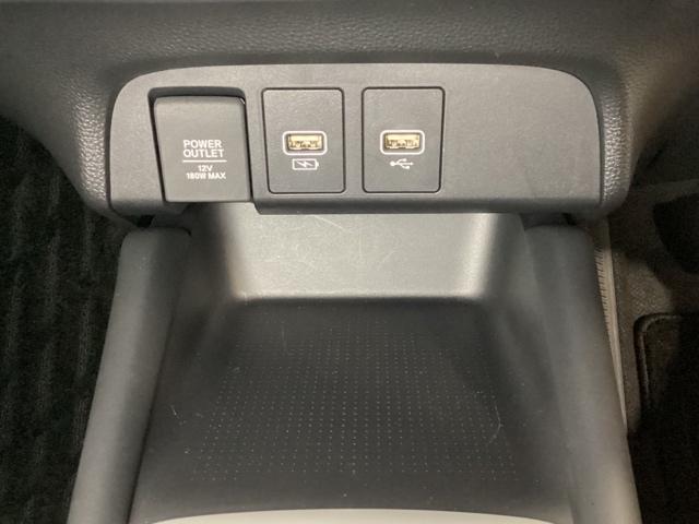 フィット ｅ：ＨＥＶホーム　中古スタッドレスタイヤ、純正ナビディスプレー、ドライブレコーダー前後装着＋ＥＴＣ付　当社デモカー　リヤカメラ　ＶＳＡ　サイドカーテンエアバック　前後ソナー　スマートキ　ＥＣＯＮモード　踏み間違い防止（20枚目）