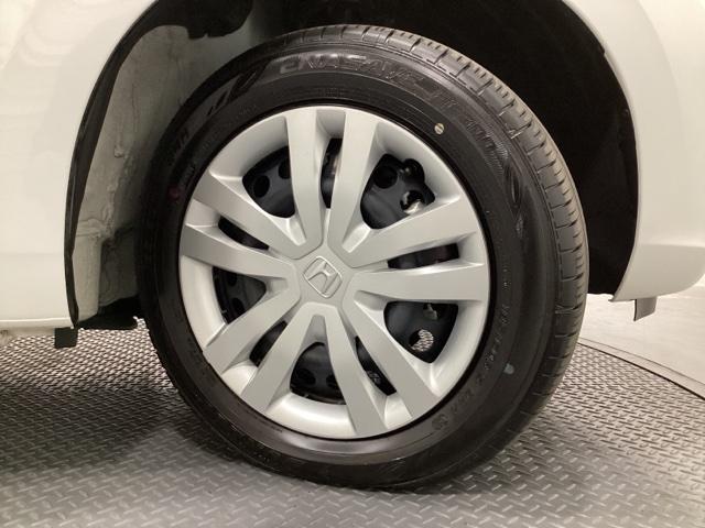 フィット ｅ：ＨＥＶホーム　中古スタッドレスタイヤ、純正ナビディスプレー、ドライブレコーダー前後装着＋ＥＴＣ付　当社デモカー　リヤカメラ　ＶＳＡ　サイドカーテンエアバック　前後ソナー　スマートキ　ＥＣＯＮモード　踏み間違い防止（27枚目）