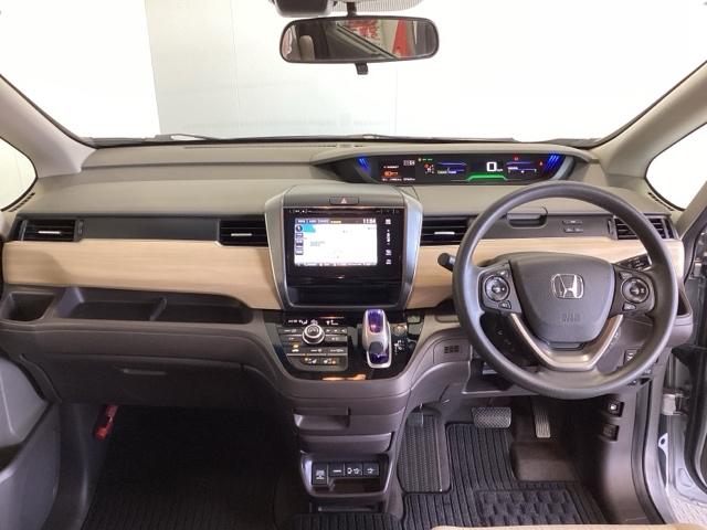 フリードハイブリッド ハイブリッド・Ｇホンダセンシング　６人乗り　ワンオーナー車　メモリーナビ　フルセグ　Ｂｌｕｅｔｏｏｔｈ　バックカメラ　ＥＴＣ　オートライト機能付ＬＥＤヘッドライト　シートヒーター　両側電動スライドドア　光触媒抗菌消臭施工済　スマキー（5枚目）