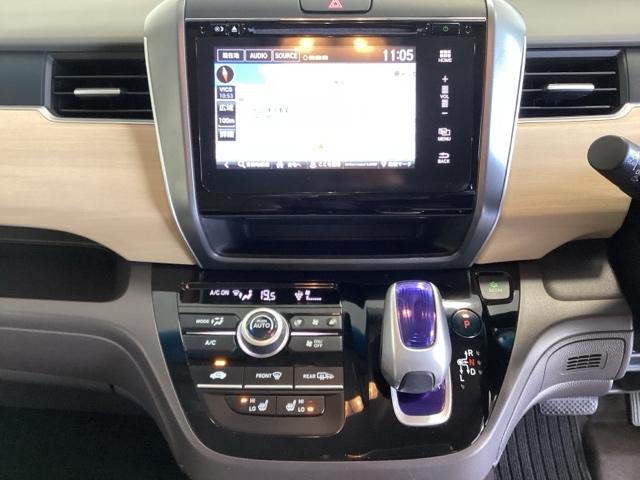 フリードハイブリッド ハイブリッド・Ｇホンダセンシング　６人乗り　ワンオーナー車　メモリーナビ　フルセグ　Ｂｌｕｅｔｏｏｔｈ　バックカメラ　ＥＴＣ　オートライト機能付ＬＥＤヘッドライト　シートヒーター　両側電動スライドドア　光触媒抗菌消臭施工済　スマキー（6枚目）