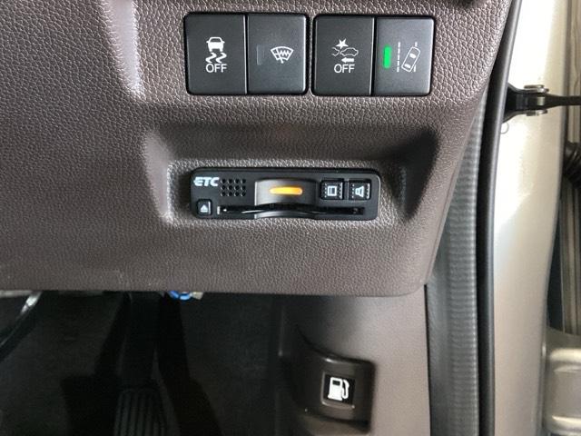 フリードハイブリッド ハイブリッド・Ｇホンダセンシング　６人乗り　ワンオーナー車　メモリーナビ　フルセグ　Ｂｌｕｅｔｏｏｔｈ　バックカメラ　ＥＴＣ　オートライト機能付ＬＥＤヘッドライト　シートヒーター　両側電動スライドドア　光触媒抗菌消臭施工済　スマキー（14枚目）