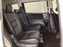 2列目シートは背もたれの角度調節ができるベンチシートになっております。長距離運転になってもゆったりとできるように、カップホルダー付きアームレストがついてます。