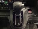 CVT車のセレクトレバーです。低速から高速まで、変速ショックのないスムーズな走りと、エンジン効率のよい領域を維持して燃費にも貢献します。サイドブレーキはスイッチ操作の電子制御パーキングブレーキです。