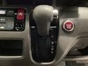 CVT車のセレクトレバーです。低速から高速まで、変速ショックのないスムーズな走りを実現するとともに、エンジン効率のよい領域を維持することで燃費にも貢献します。