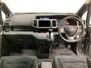 車内は光触媒抗菌消臭施工済です。インパネ周りはスタイリッシュなデザインです。グローブボックスやカップホルダーのほかにトレーなどたくさんの収納スペースが付いています。