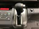 CVT車のセレクトレバーです。低速から高速まで、変速ショックのないスムーズな走りを実現するとともに、エンジン効率のよい領域を維持することで燃費にも貢献します。