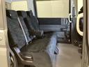 2列目シートは背もたれの角度調節ができるベンチシートになっております。長距離運転になってもゆったりとできるように、カップホルダー付きアームレストがついてます。