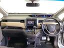 車内は光触媒抗菌消臭施工済です。インパネ周りはスタイリッシュなデザインで機能や装備も充実しています。グローブボックスやカップホルダーのほかにトレーなどたくさんの収納スペースが付いています。