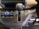 CVT車のセレクトレバーです。低速から高速まで、変速ショックのないスムーズな走りを実現するとともに、エンジン効率のよい領域を維持することで燃費にも貢献します。