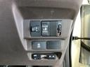 左側電動スライドドアは運転席から操作ができるよう、操作スイッチが付いています。その横にはヘットライトリベライザーのスイッチがついています。道路状況や積荷の加重に応じてライトの高さを調節できます。