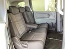 2列目シートは背もたれの角度調節ができるベンチシートになっております。長距離運転になってもゆったりとできるように、アームレストがついてます。