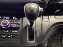 CVT車のセレクトレバーです。低速から高速まで、変速ショックのないスムーズな走りを実現するとともに、エンジン効率のよい領域を維持することで燃費にも貢献します。