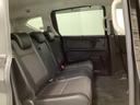2列目シートは背もたれの角度調節ができるベンチシートになっております。長距離運転になってもゆったりとできるように、カップホルダー付きアームレストがついてます。