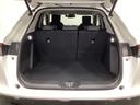 ラゲッジも広く使いやすいトランクは、開口部も広く荷物の積み下ろしもしやすいお車となっております。リアシートの背もたれは6:4の割合で分割して可倒できるので、長いお荷物などを載せることもできます。