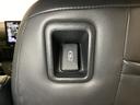 運転席の後ろには充電可能なＵＳＢ端子がついています。横のポケットにスマートフォンなどを差し込んで移動中に充電もできるので便利です。