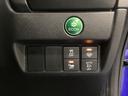 ハンドルの右側には安全装備のＶＳＡ（ＡＢＳ＋ＴＣＳ＋横滑り抑制）の解除スイッチなどがついています。燃費に役立つＥＣＯＮボタンもここです。