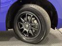 精悍なデザインのアルミホイール（社外品）を装備しています。足元を引き立てて、美しいボディラインを一層引き締めてくれています。