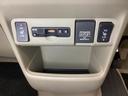 前席の左右別々のシートヒータースイッチが付いています。ＨｉとＬｏの２段階で温度設定ができます。　スイッチの間にはアクセサリーソケットとＥＴＣがついており、高速道路の料金所の通過も楽々です！。