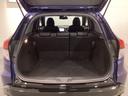 ラゲッジも広く使いやすいトランクは、開口部も広く荷物の積み下ろしもしやすいお車となっております。リアシートの背もたれは6:4の割合で分割して可倒できるので、長いお荷物などを載せることもできます。