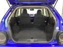 リアシートを前に倒せば容量565Lの空間の、広々としたトランクスペースになります。段差も少なく荷物の出し入れもしやすくなっています。