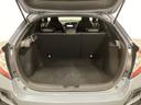 ラゲッジも広く使いやすいトランクは、開口部も広く荷物の積み下ろしもしやすいお車となっております。リアシートの背もたれは6:4の割合で分割して可倒できるので、長いお荷物などを載せることもできます。