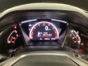 スピードメーターを大きく配した見やすいメーター部になっています。中央のインフォメーション画面でオドメーターや燃費などの情報を確認できます。