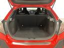 ラゲッジも広く使いやすいトランクは、開口部も広く荷物の積み下ろしもしやすいお車となっております。リアシートの背もたれは6:4の割合で分割して可倒できるので、長いお荷物などを載せることもできます。
