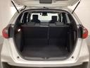 ラゲッジも広く使いやすいトランクは、開口部も広く荷物の積み下ろしもしやすいお車となっております。リアシートの背もたれは6:4の割合で分割して可倒できるので、長いお荷物などを載せることもできます。