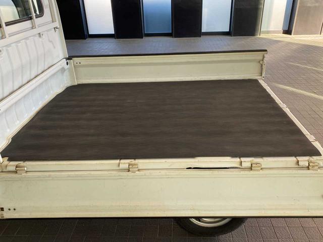 キャリイトラック ＫＣエアコン・パワステ　マニュアルエアコン・ラジオチューナー・パートタイム４ＷＤ・純正サンバイザー・パワーステアリング・荷台ラバーマット・三方開荷台ラバーマット・ハロゲンヘッドライト（33枚目）