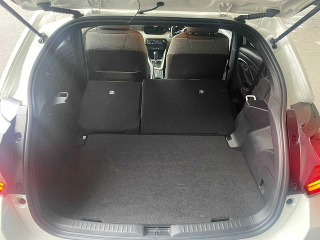シートを倒すと、より広くラゲッジスペースをご利用できます♪　荷物が多くても安心♪
