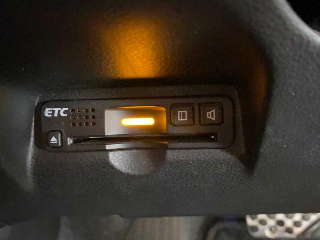 フィット ＲＳ　社外ナビ（ＡＶＮ７７０ＨＤｍｋＩＩ）・Ｂｌｕｅｔｏｏｔｈ・ＤＴＶ・ＥＴＣ・ＵＳＢ・フロントフォグランプ・オートライト・ＨＩＤヘッドライト・スマートキー・盗難防止装置・衝突安全ボディ（3枚目）