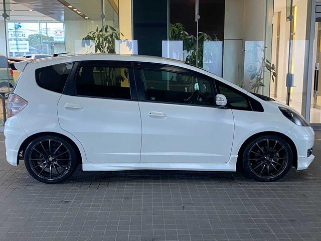 フィット ＲＳ　社外ナビ（ＡＶＮ７７０ＨＤｍｋＩＩ）・Ｂｌｕｅｔｏｏｔｈ・ＤＴＶ・ＥＴＣ・ＵＳＢ・フロントフォグランプ・オートライト・ＨＩＤヘッドライト・スマートキー・盗難防止装置・衝突安全ボディ（10枚目）