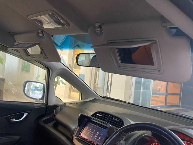 フィット ＲＳ　社外ナビ（ＡＶＮ７７０ＨＤｍｋＩＩ）・Ｂｌｕｅｔｏｏｔｈ・ＤＴＶ・ＥＴＣ・ＵＳＢ・フロントフォグランプ・オートライト・ＨＩＤヘッドライト・スマートキー・盗難防止装置・衝突安全ボディ（20枚目）